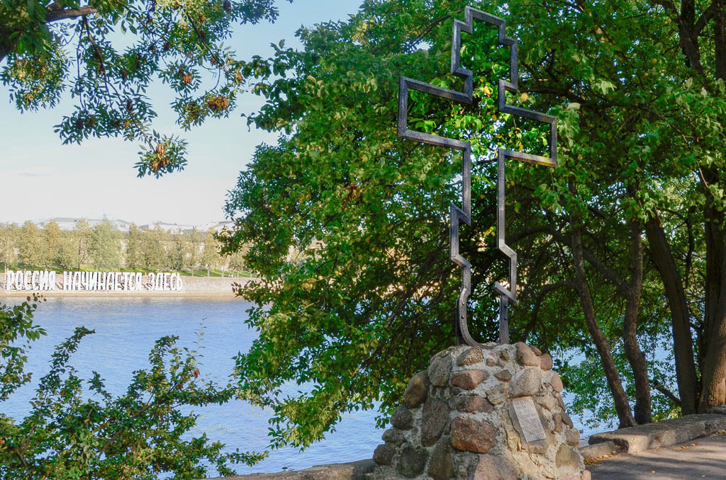 Поклонный крест на реке